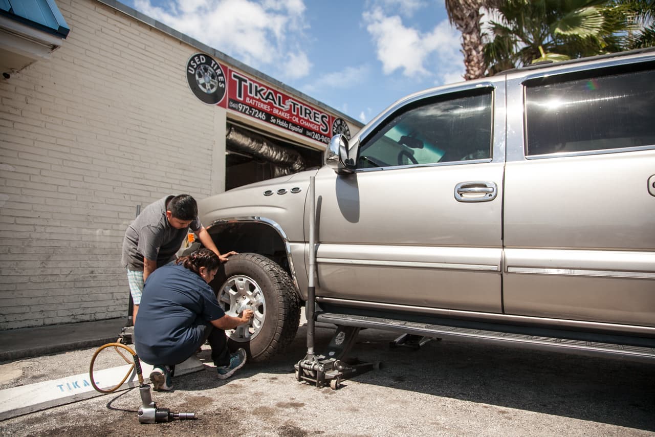 El taller de Maty se llama 'Ruedas usadas y nuevas Tikal', como las ruinas mayas de su país natal, Guatemala y está en Jupiter (Florida), la ciudad donde viven desde hace una década. Su marido y ella decidieron montarlo hace cuatro años con los ahorros que tenían después de años doblando turnos en diferentes trabajos en EEUU.