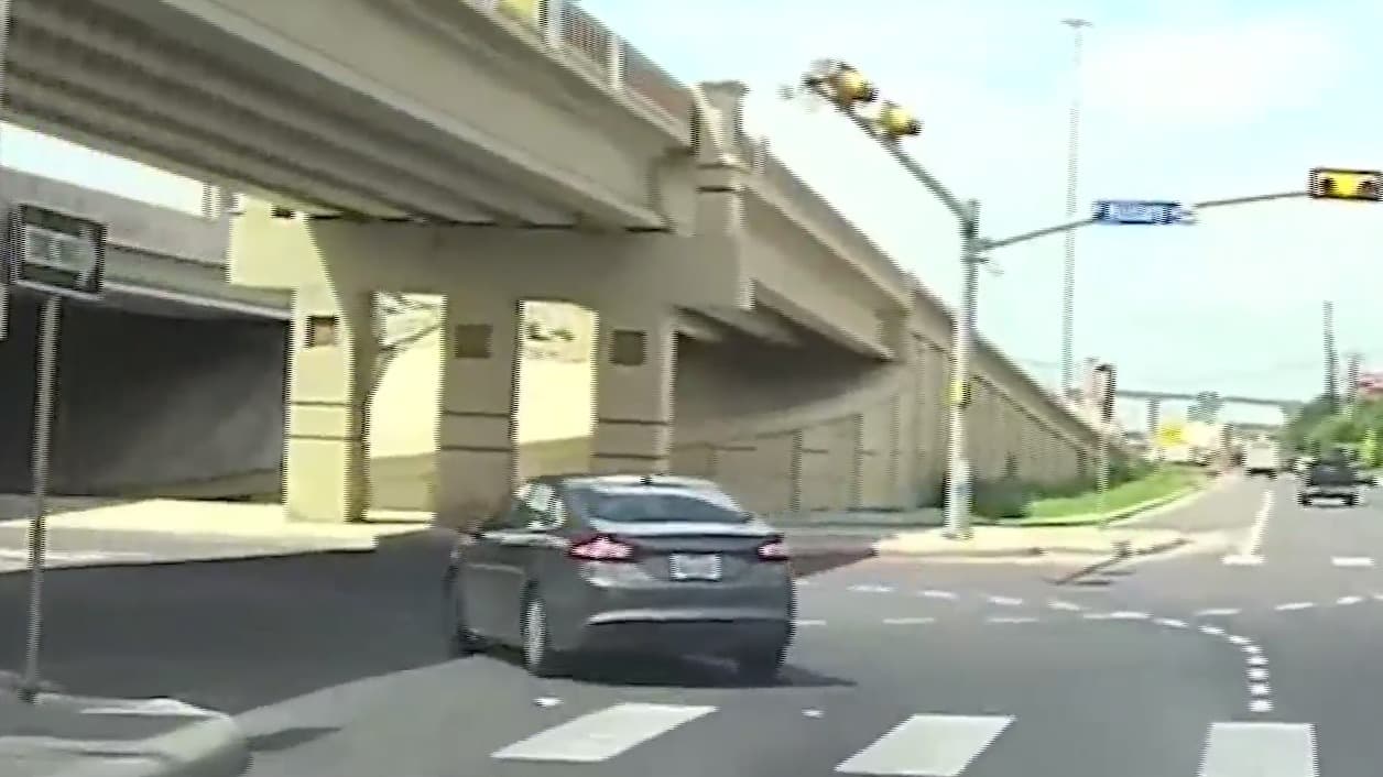 "Me estaba golpeando": Mujer se lanza de un auto en San Antonio para huir de su agresor