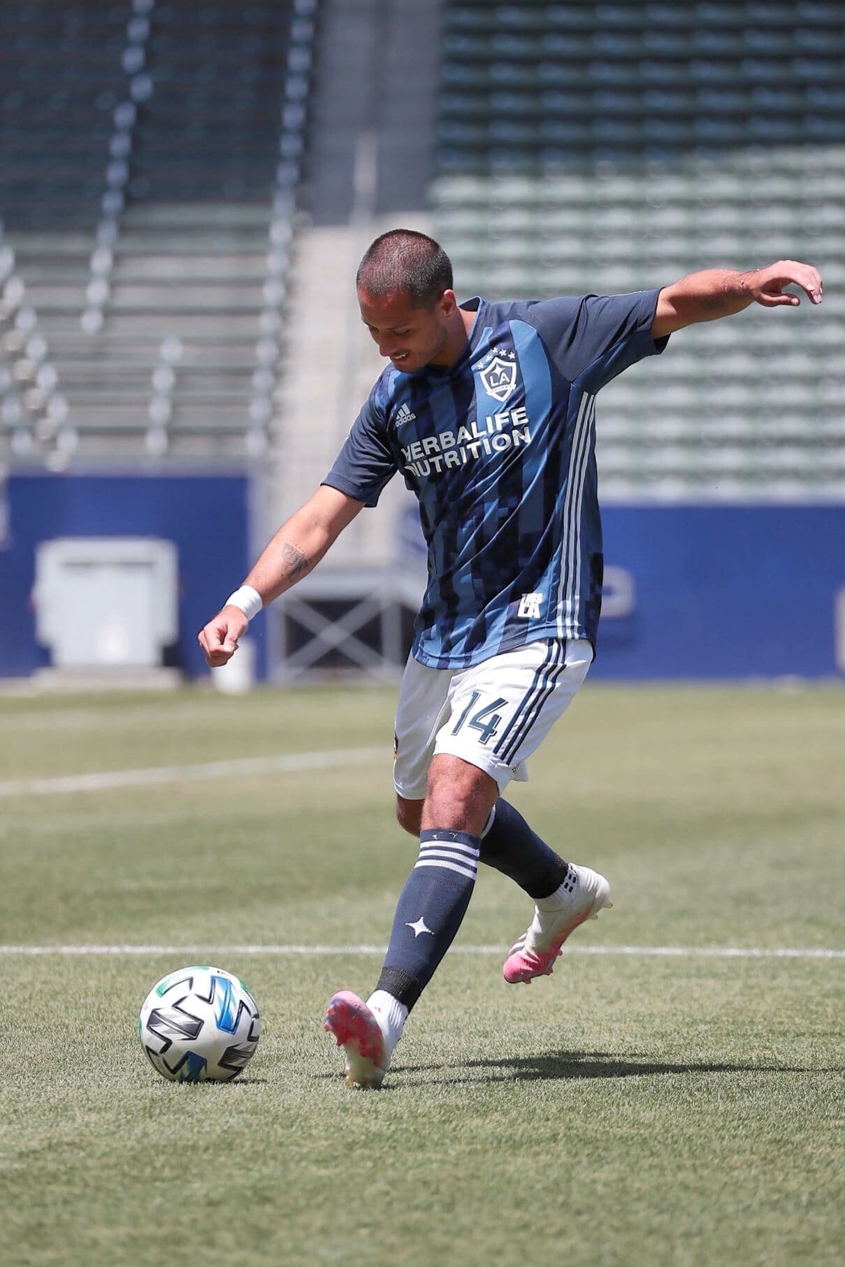 'Chicharito' Hernández reaparece con Los Angeles Galaxy con nuevo look