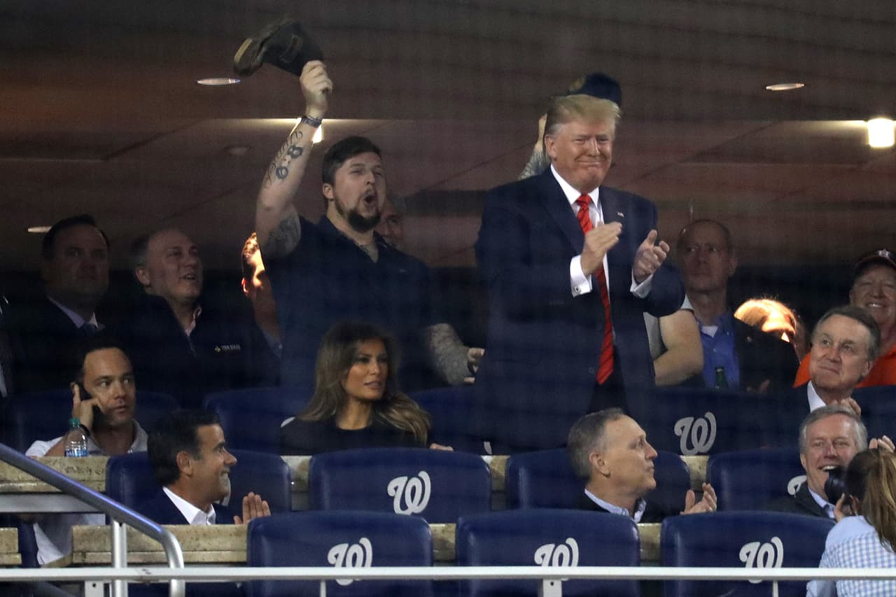 Trump sonrió ante lo sucedido y disfrutó del partido en uno de los palcos del estadio.