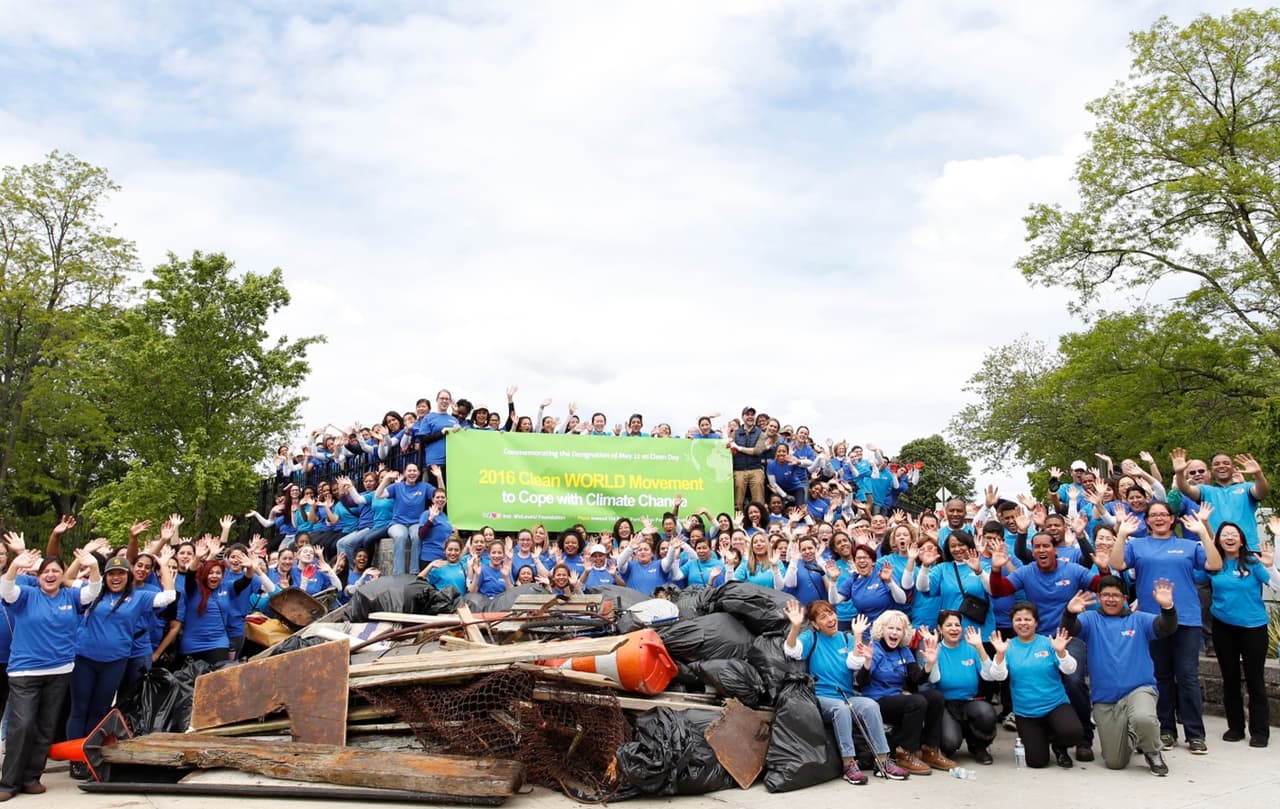 Ejército de voluntarios embellecen NYC en el Día de la Limpieza 