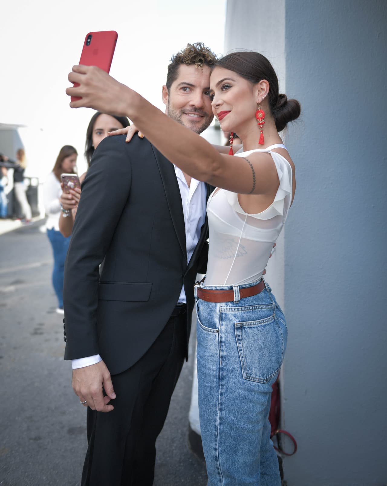 Así lucieron Greeicy Rendón y David Bisbal a su llegada al estudio. Los cantantes interpretaron 'Perdón', mientras las chicas bailaban en el escenario.
