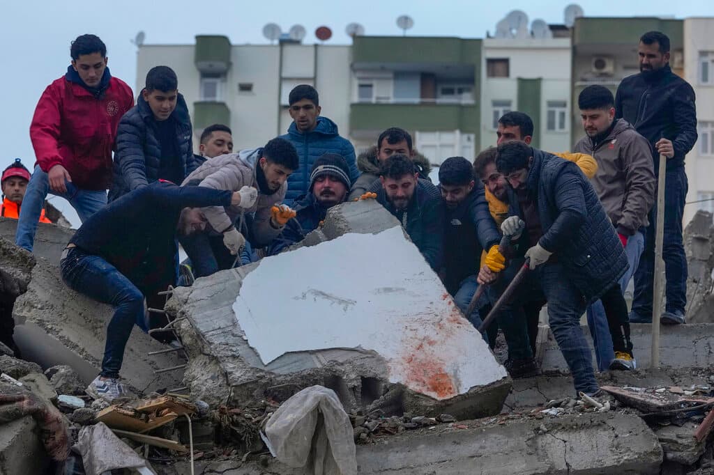 La cifra de muertos tras los terremotos en Turquía y Siria podría llegar a 20,000, según la OMS: así continúan las difíciles tareas de rescate