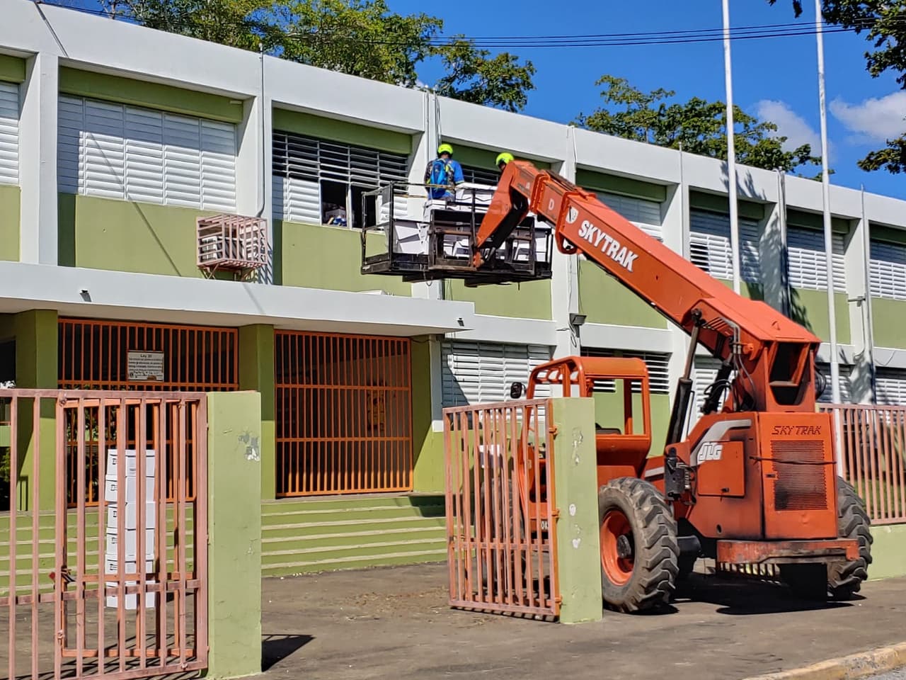 "Gracias nuevamente a Nino Correa, por haber respondido a nuestro llamado y gracias a los héroes que allí se dieron cita para rescatar estas pertenencias de tanto valor para nuestros jóvenes", concluyó diciendo en la publicación.