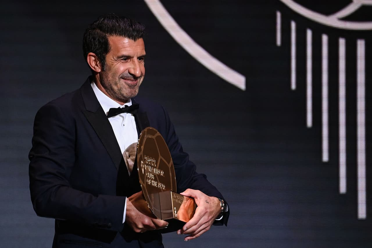 Figo, ganador de un Balón de Oro, entregó el trofeo al City.