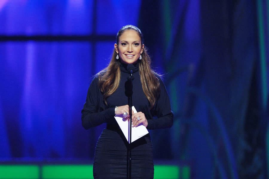 En 2007 Jennifer López causó revuelo cuando asistió a Premio Lo Nuestro. Tan pronto pisó el escenario de PLN, recibió una ronda de aplausos que duró varios minutos. La 'Diva del Bronx' presentó ese año la categoría de Video del Año. El afortunado fue Don Omar por su video 'Angelito' y el reggaetonero recibió el premio de la mismísima J Lo.