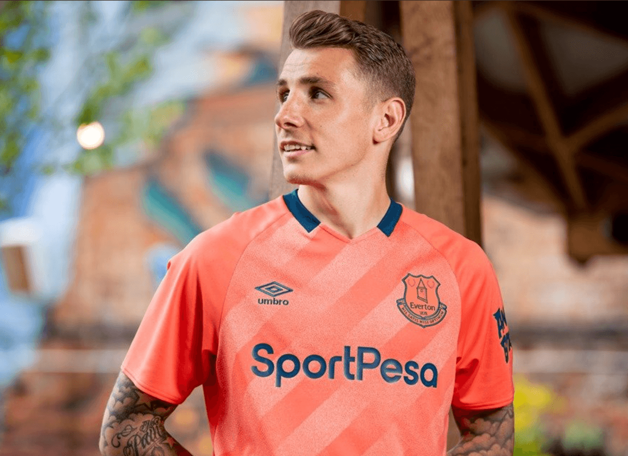 Everton se inspiró en el kit color salmón usado por su club cuando ganó su primer título en 1890-91.