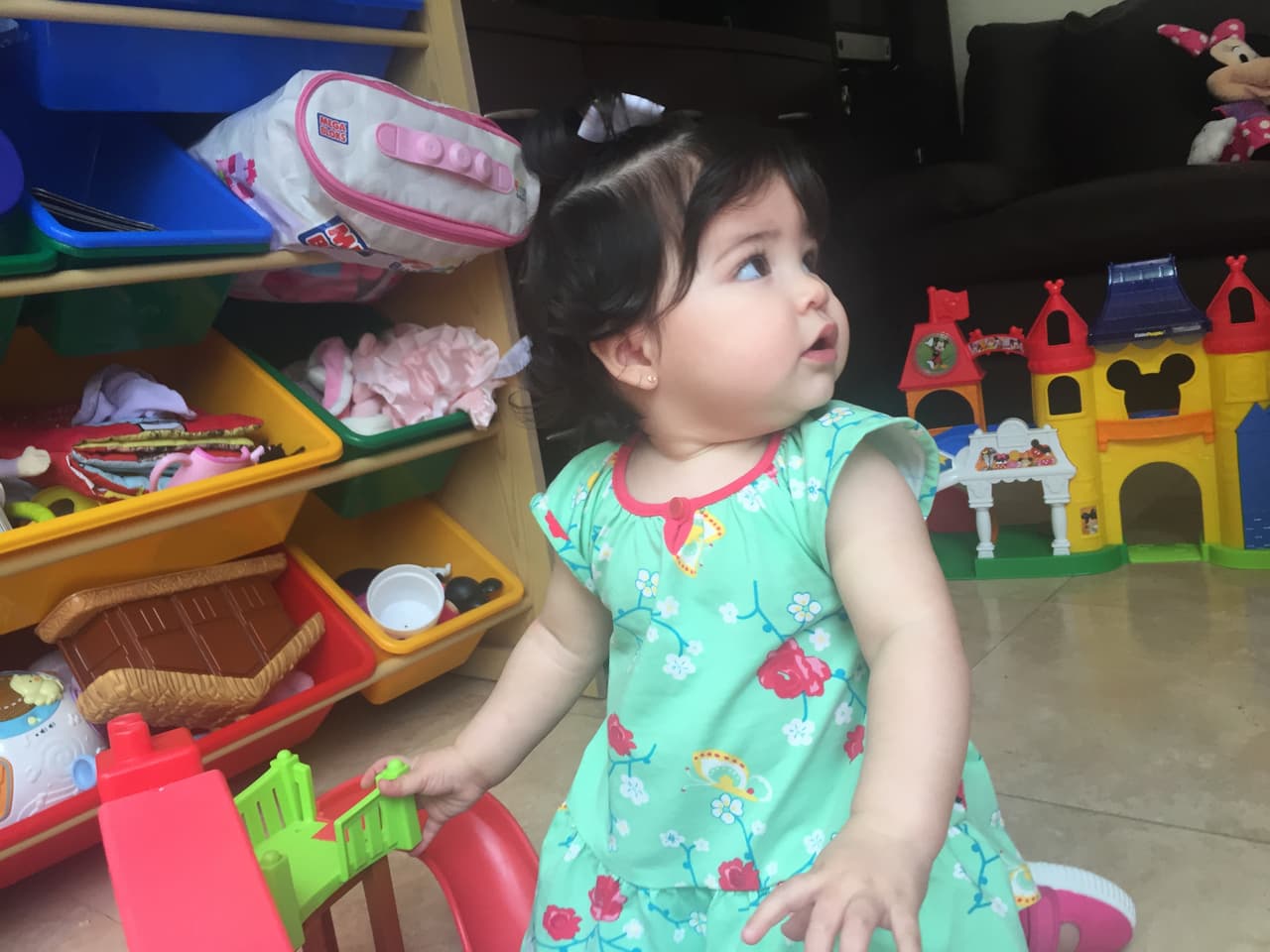 Giulietta es una niña muy sociable, siempre está atenta a todo lo que pasa.