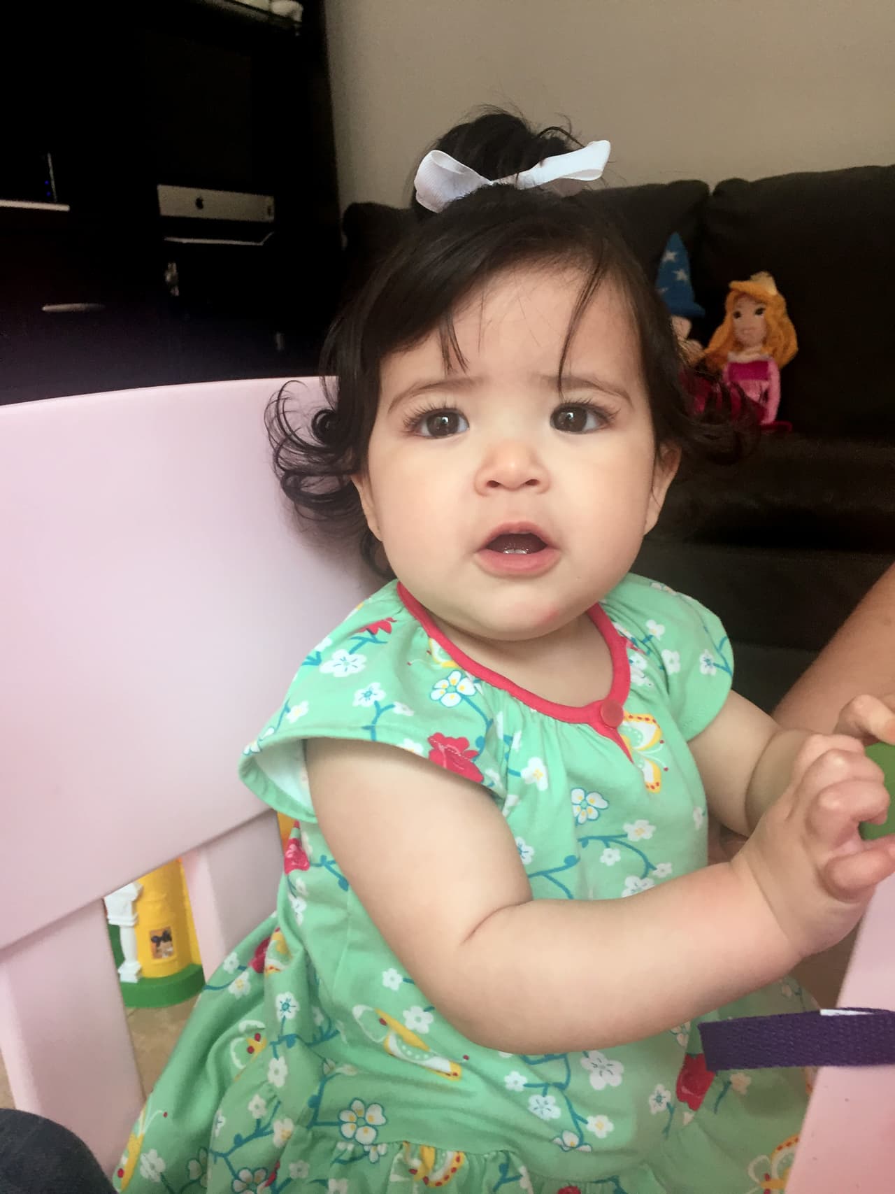 Las pequeñas manos de Giulietta están aprendiendo a descubrir todo tipo de texturas.