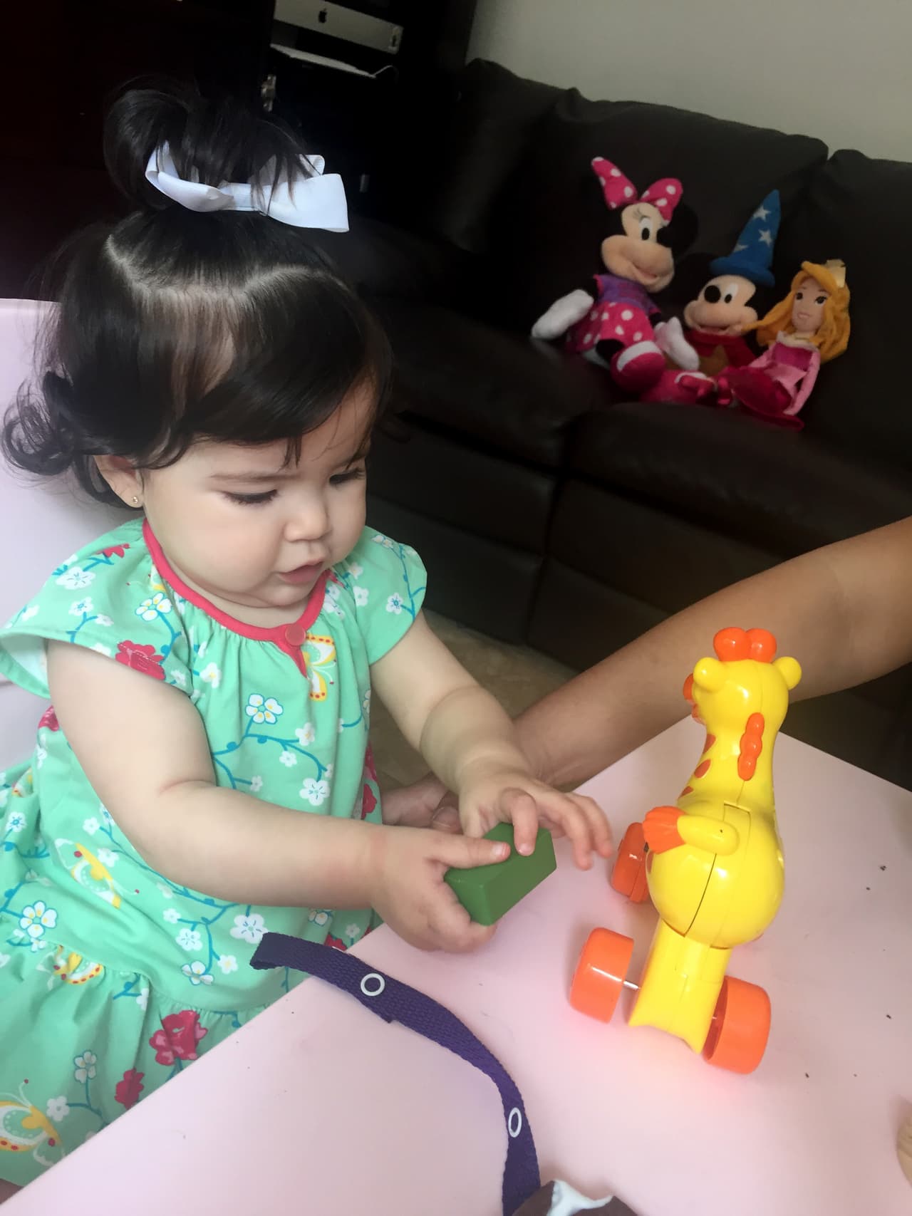 Formas, texturas y colores, Giulietta analiza muy bien lo que está frente a ella.