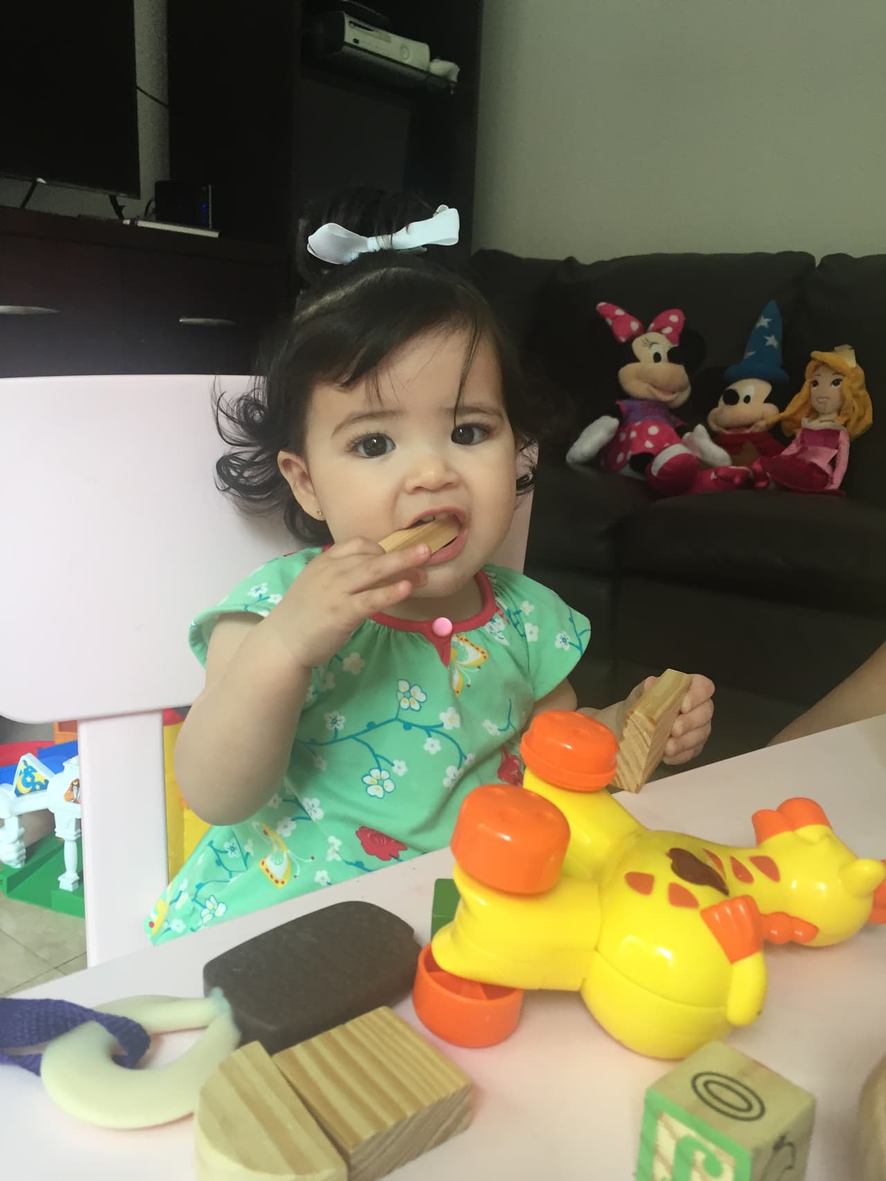 Como todos los bebés, Giulietta quiere comerse el mundo y probar todo lo que está a su alcance.