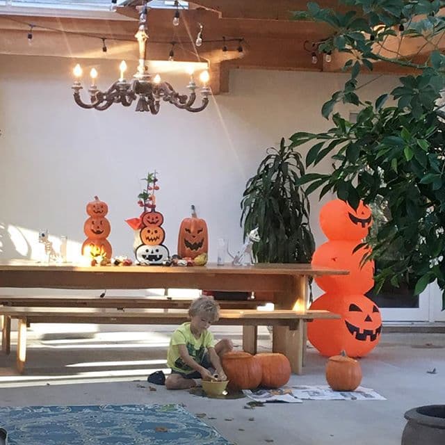 En esta imagen que fue tomada hace un par de semanas aparece su hijo Julian jugando.