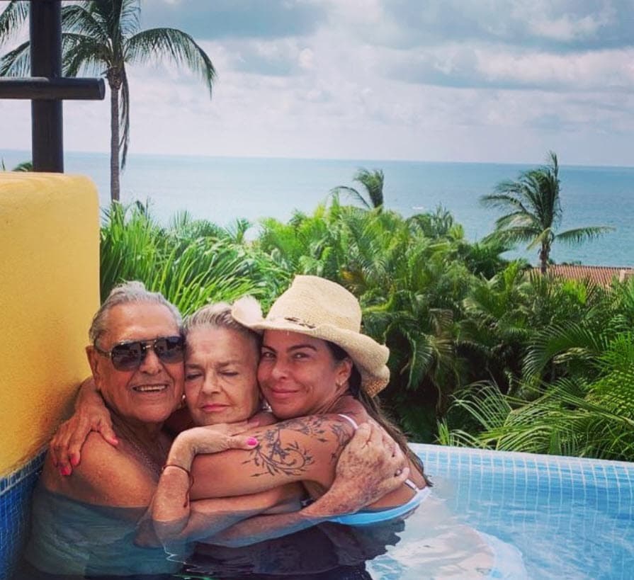 De hecho, hace unas semanas estuvo con sus padres y su hermana de vacaciones en Punta Mita, Nayarit. 
<br>