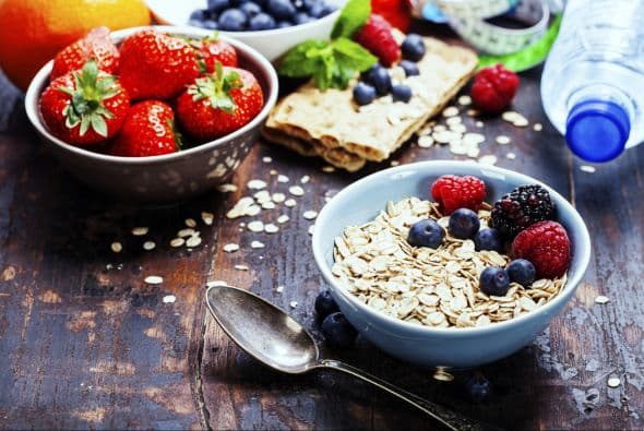 Lo que 
<b>se recomienda para evitar o reducir la caída del cabello es una alimentación balanceada</b>, 
<a href="https://www.univision.com/local/austin-kakw/asi-puedes-fortalecer-el-sistema-inmunologico-durante-esta-temporada-segun-experta-en-nutricion-video">tomar vitaminas</a> y evitar peinados que hagan mucha presión al cuero cabelludo. 
<br>