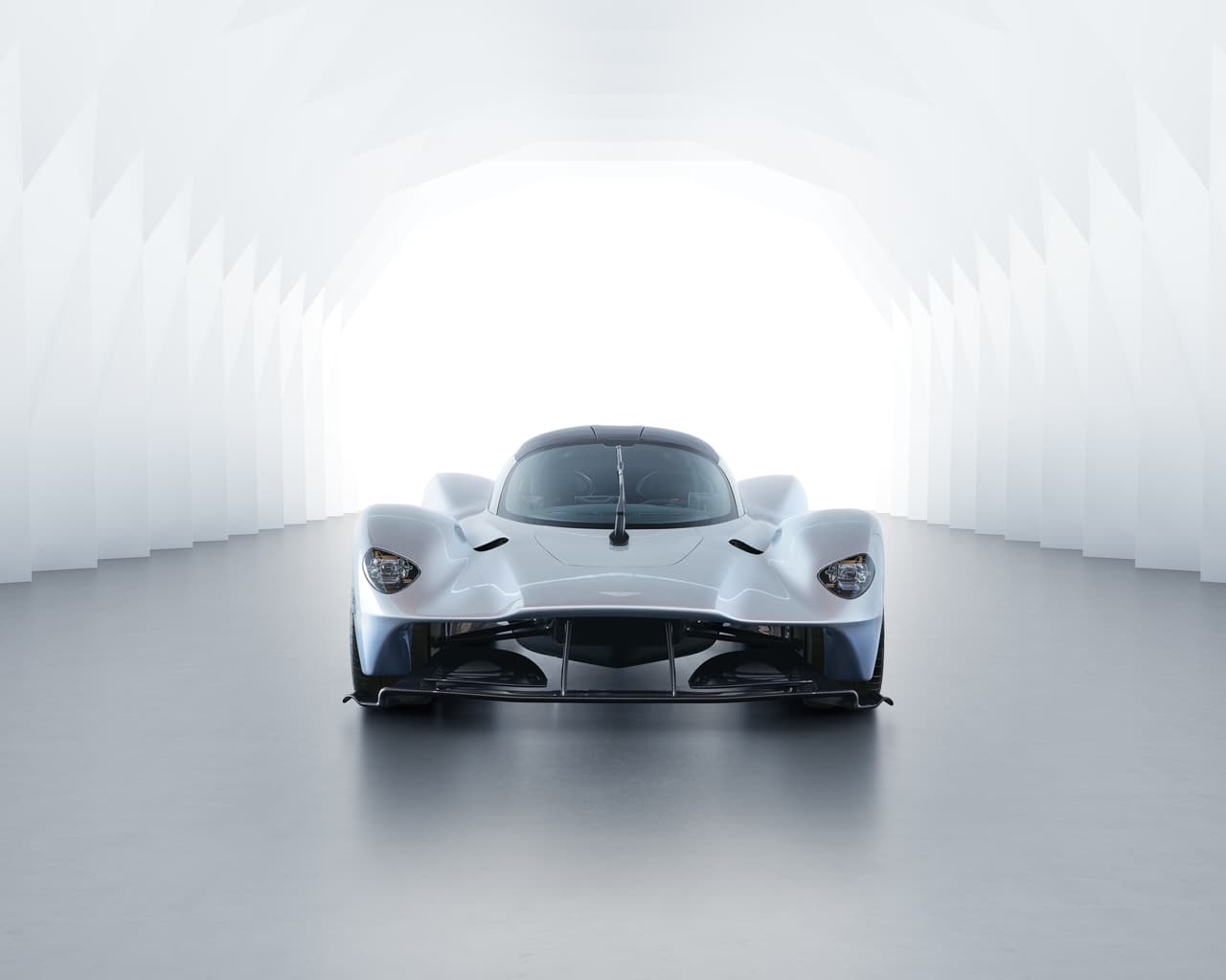 <h3 class="cms-h3-H3"><b>Aston Martin Valkyrie</b></h3>
<br>Precio: 1.7 millones de dólares
<br>Motor: Este fruto de la colaboración entre Aston Martin y Red Bull Racing utiliza un tren motriz híbrido. La combinación del motor V12 de 6.5 litros y el motor eléctrico logra una potencia total de 1,000 caballos de fuerza domados a través de una transmisión de doble embrague cuenta con 7 velocidad15.
<br>Características: Esta bestia con chasis de fibra de carbono fue pensado tanto para las pistas como para la calle. De hecho, de las 175 unidades producidas 150 son certificadas para manejo en las vías públicas, mientras que las otras 25 son solo para pistas..
<br>