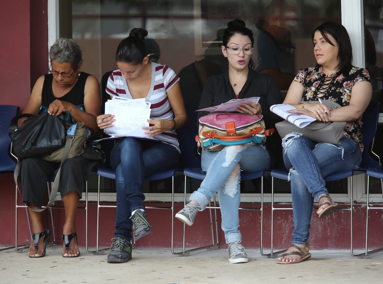 Las filas ahora son largas en las oficinas de desempleo en la isla, donde los puertorriqueños pueden obtener beneficios para contrarrestar la falta de salario.