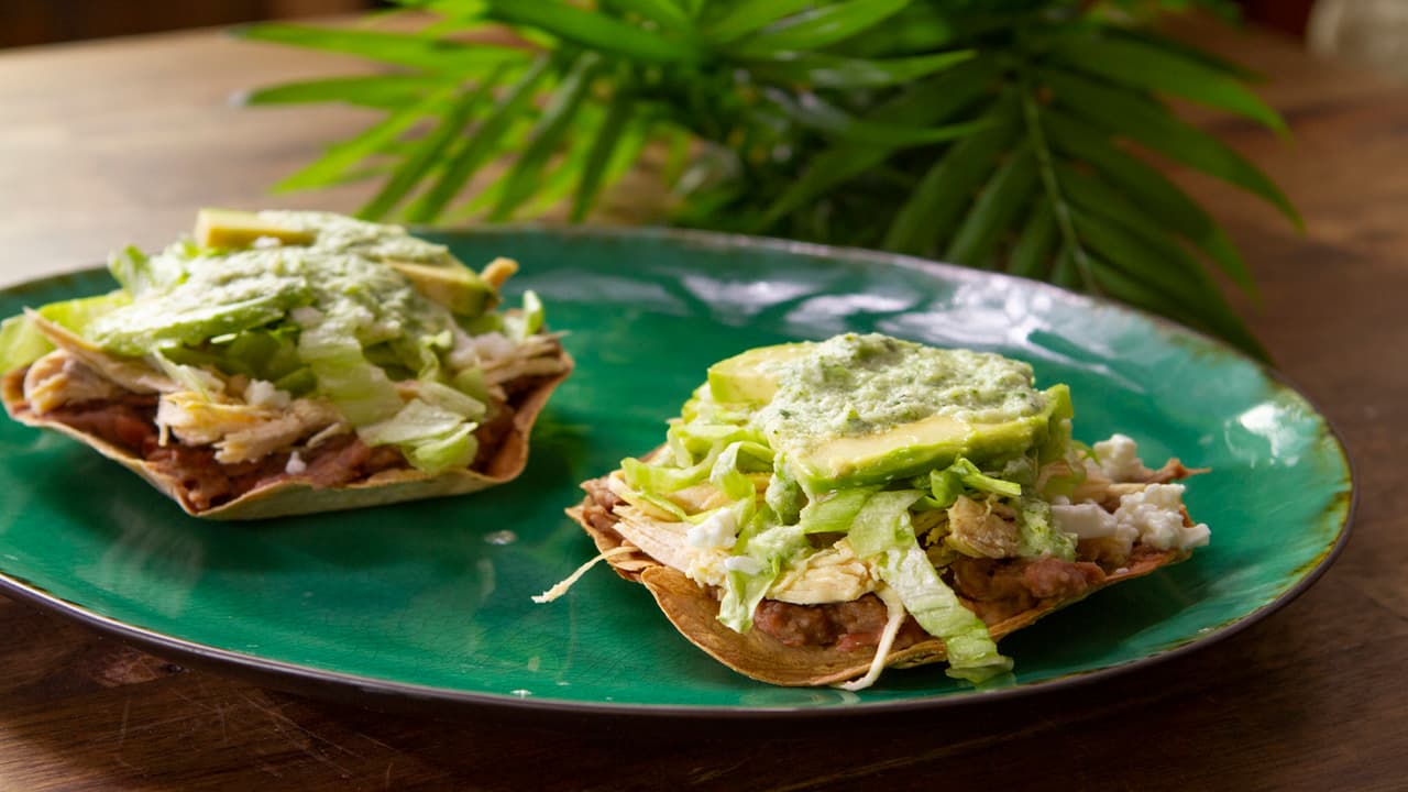 Tostadas de pollo con salsa de cilantro