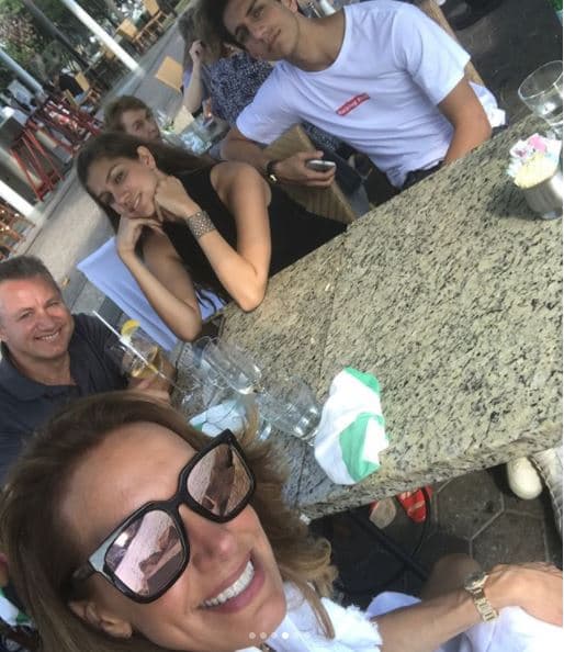 Ella no dudó en compartir con amigos el momento y se tomó esta selfie ya sentados en la mesa. A Lili le gusta mucho fotografiarse con sus hijos.