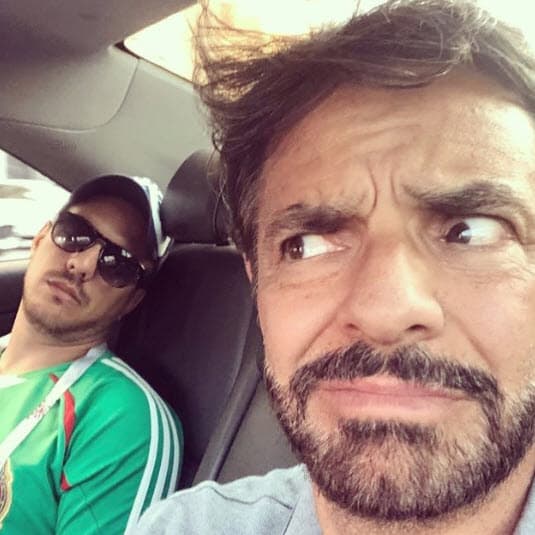 Es común ver que gasta bromas a su familia y las comparte en sus redes sociales, como esta foto en la que captó dormido a Vadhir Derbez. “¿Es en serio @vadhird? ¿Una semana y ya no aguantas? Así nuestros días en #Rusia...”, escribió el pasado 20 de junio cuando cubría el Mundial de Rusia 2018.
