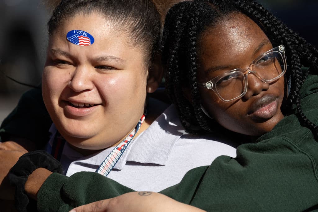 Votantes jóvenes portaron con orgullo sus pegatinas tras votar en Pittsburgh.