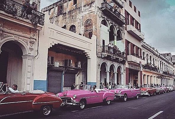 Khloé compartió esta imagen de los autos, cruzando la calle.