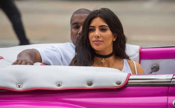 Kim y Kanye estaban a bordo de un convertible color fucsia.