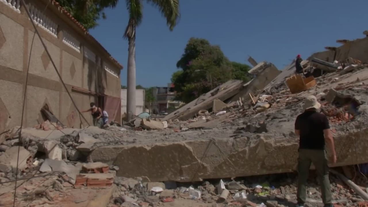 Buscan a sus familiares con sus propias manos en La Guaira, Venezuela