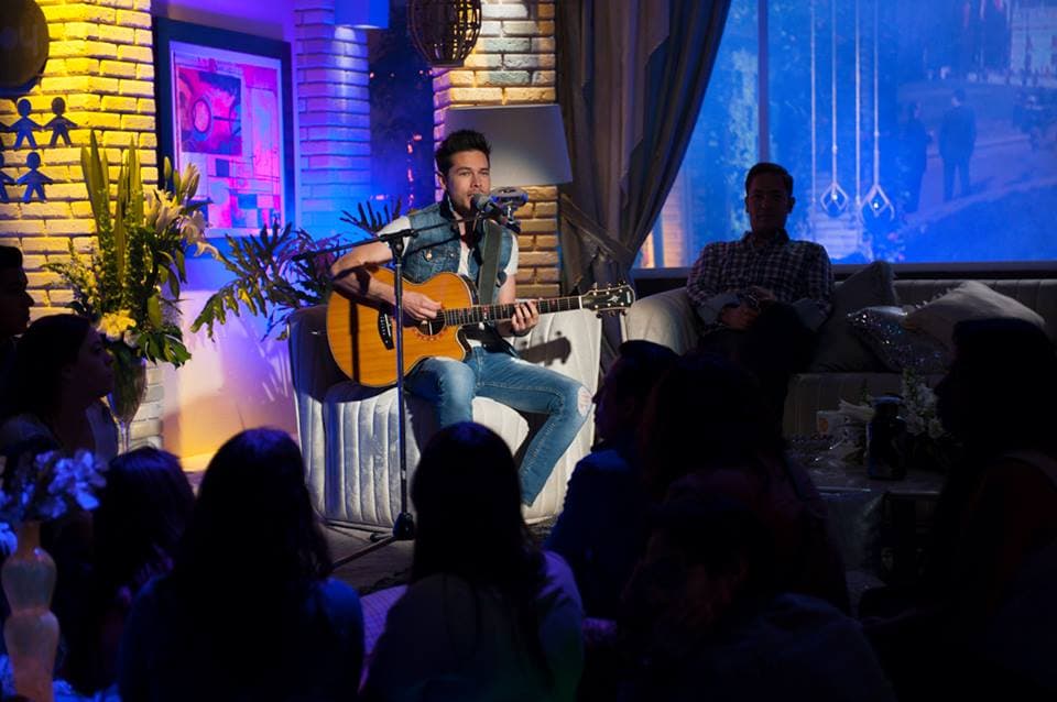 El jueves 11 de junio, Juan Solo vino a derretir corazones con su nuevo tema 'Contigo puedo ser quien soy', mismo que el público coreó con entusiasmo.