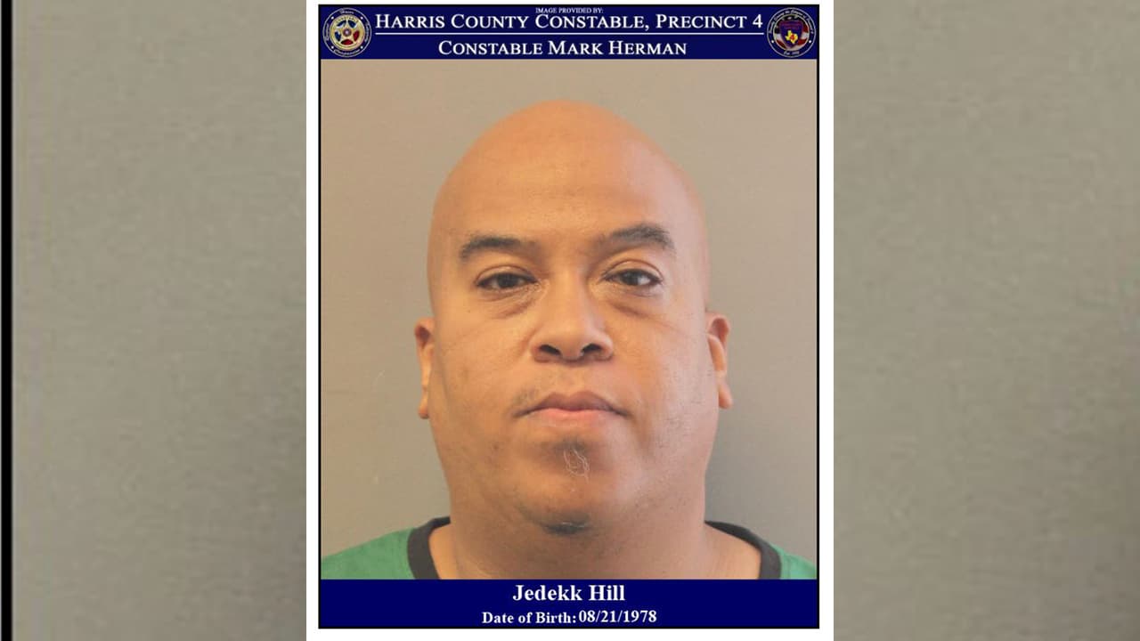 Jedekk Hill, 42 años. Cargos: Conducir en estado de ebriedad por segunda ocasión y portación ilegal de un arma. Multa: $2,500