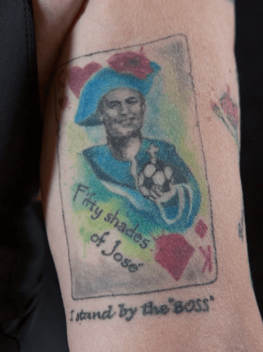 La mayor fanática de José Mourinho se luce mostrando parte de sus 38 tatuajes en honor al entrenador del Tottenham.