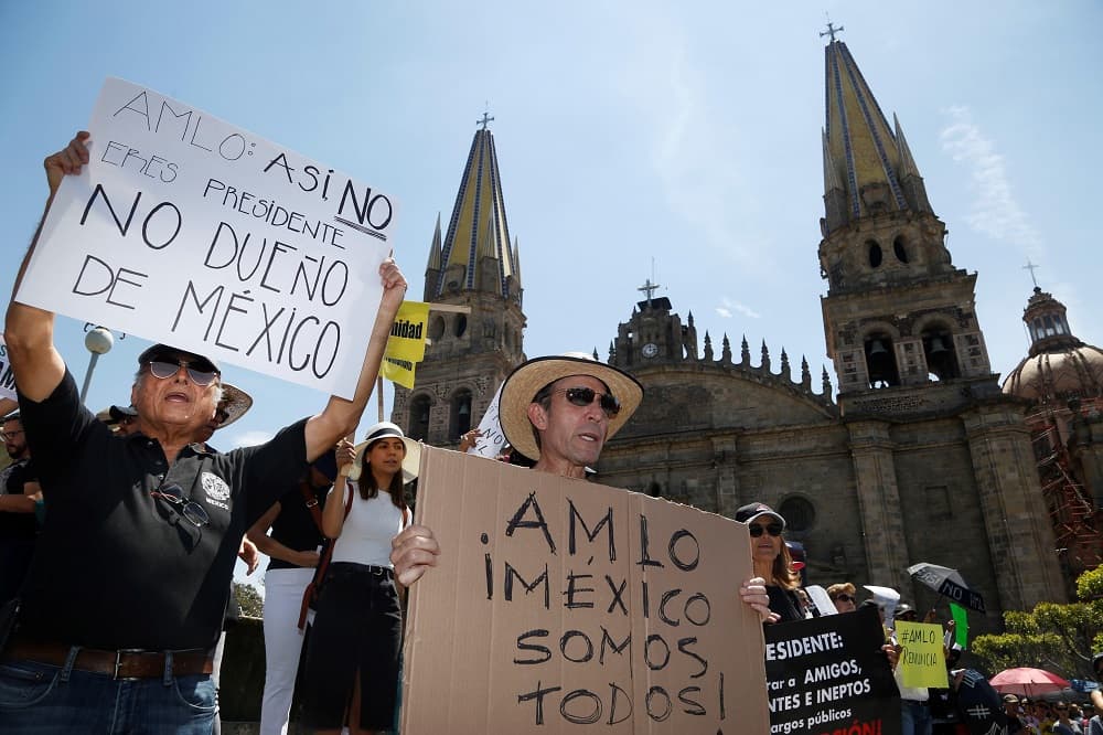 En Guadalajara, en el estado de Jalisco, cientos de personas se manifiestaron contra AMLO. En algunos de esos carteles se podían leer lemas como "AMLO así, no. Eres presidente, no dueño de México" o "México somos todos".