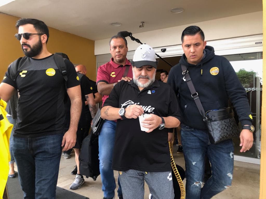 El técnico argentino Diego Maradona en su salida del hotel para el estadio, con el deseo de la victoria para Dorados de Sinaloa.