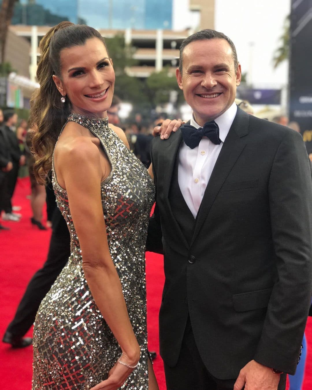 Cristina Bernal 
<a href="https://www.univision.com/shows/despierta-america/alan-tacher-y-cristy-bernal-pasean-su-amor-por-madrid-asi-de-enamorados-los-hemos-visto-fotos" target="_blank">es madre de dos</a> de los cinco hijos de Alan Tacher, pero esa noche fue exclusiva para gozar en un ambiente lleno de estrellas.