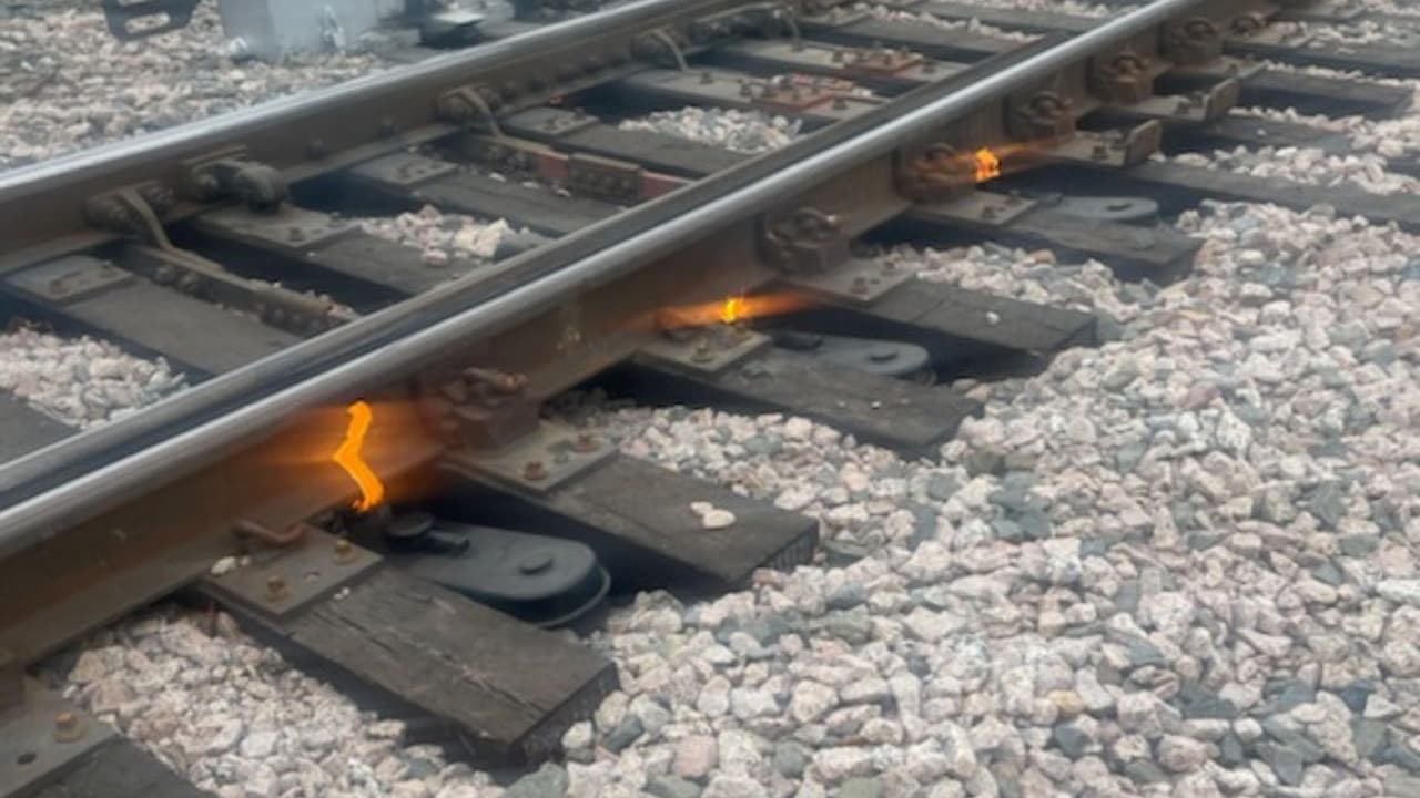 En un esfuerzo por garantizar la seguridad y la continuidad del servicio, 
<a href="https://www.trinityrailwayexpress.org/" target="_blank">Trinity Railway Express (TRE) </a>en el norte de Texas 
<a href="https://www.univision.com/local/dallas-kuvn/frio-temperaturas-gelidas-aire-artico-dallas-fort-worth" target="_blank"><b>ha implementado medidas extraordinarias durante el actual periodo de frío extremo</b></a>. La agencia ferroviaria ha recurrido a la utilización de 
<i>“smudge pots”</i>, dispositivos alimentados con gasóleo que 
<b>generan calor en áreas críticas de los raíles</b>, para prevenir la congelación en medio de las bajas temperaturas. Esta táctica poco convencional 
<b>busca mantener la eficiencia del servicio y salvaguardar la experiencia de viaje de los pasajeros</b>.