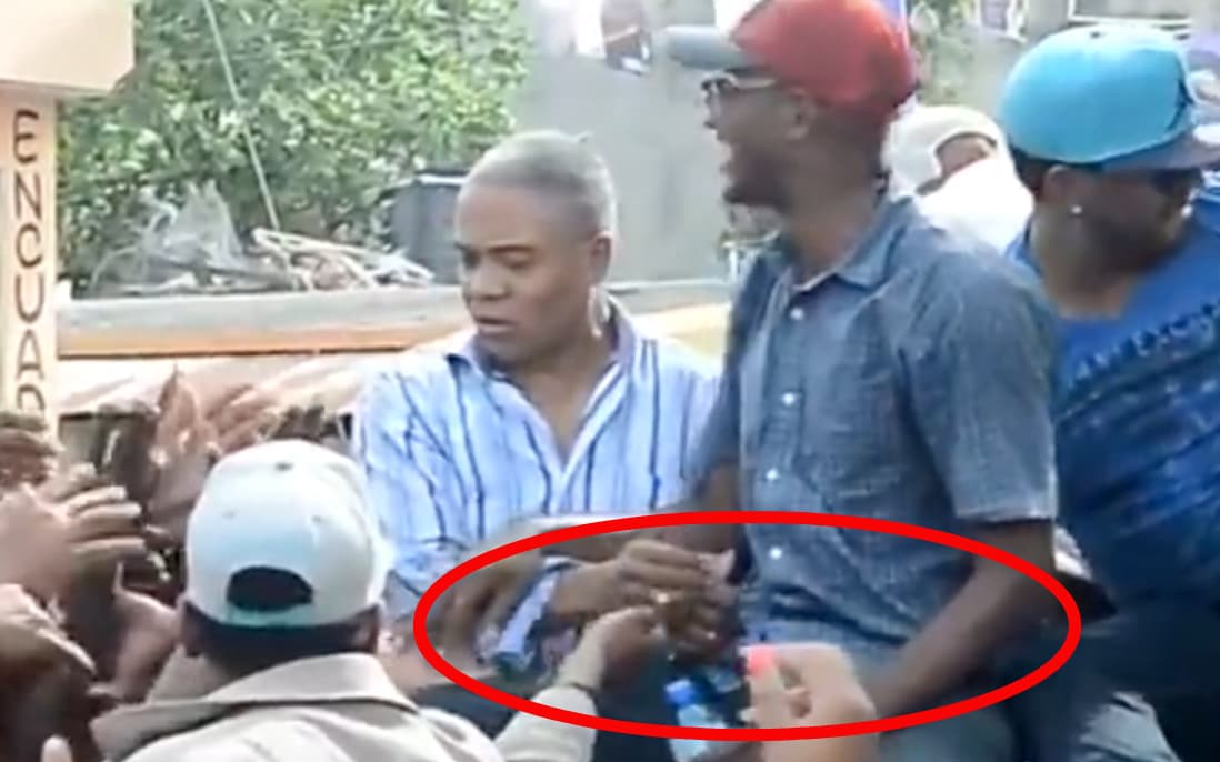 En video captan al Alcalde de Santo Domingo Norte regalando dinero