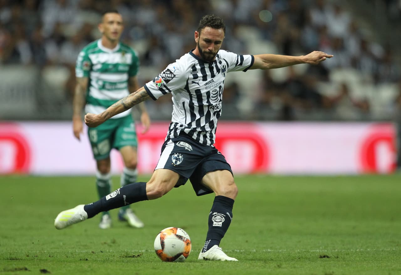 Aquí Miguel Layún jalando el gatillo en un tiro de larga distancia. Aunque lo intentaron los de casa, ya no pudieron alterar el marcador y con un 1-0 en su favor se marcharon al descanso.