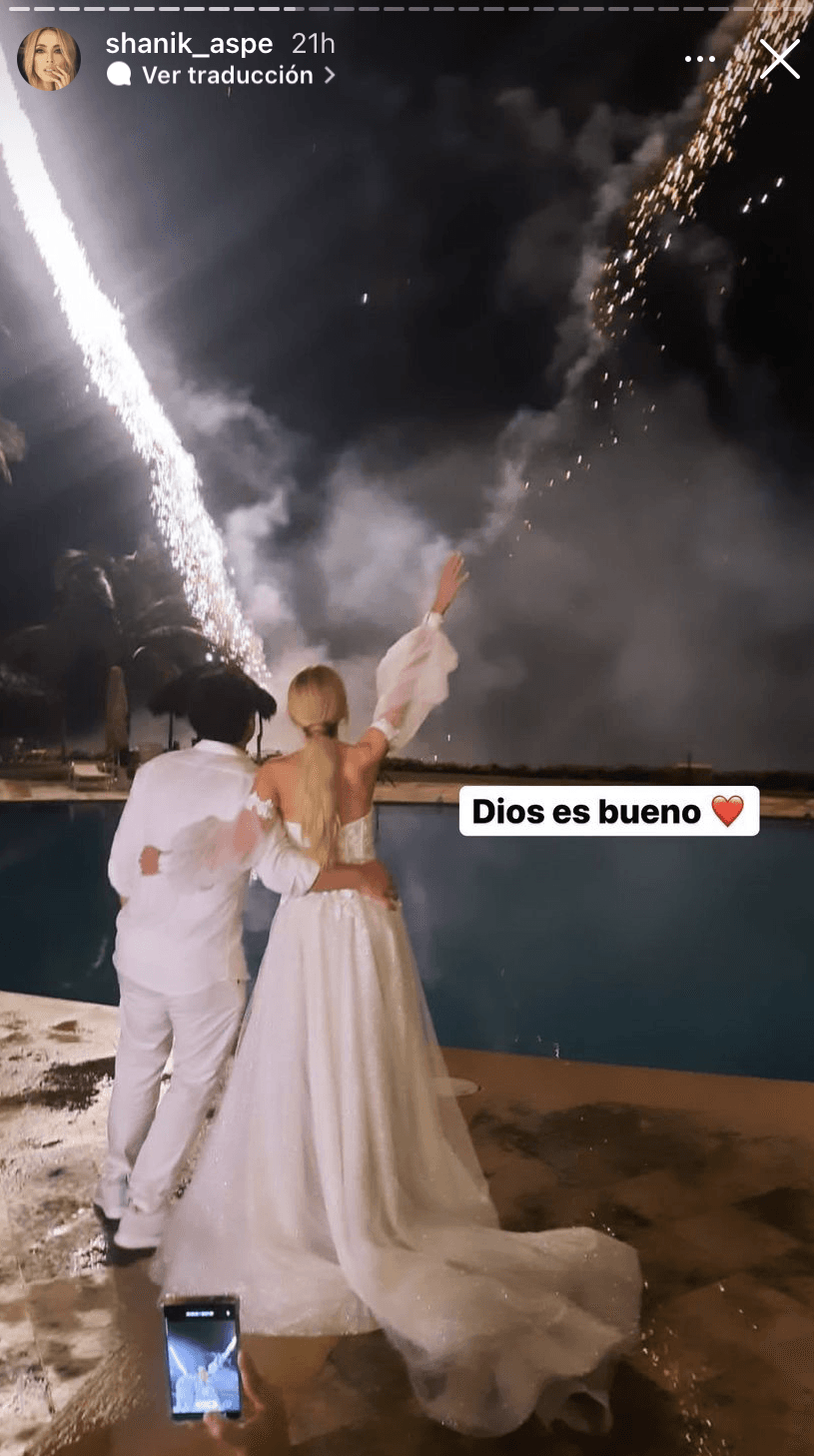 Más tarde, la pareja festejó su segunda boda con un espectáculo de pirotécnica, iluminando la noche con fuegos artificiales.