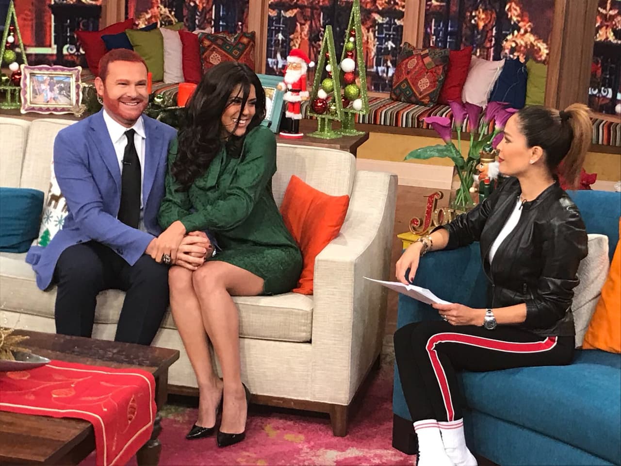 Mientras contaban todo de la propuesta de matrimonio, ellos no se soltaban la mano ni por un segundo.