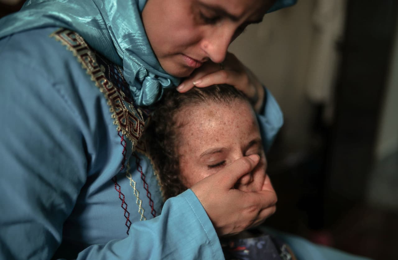 "Está triste, pero no puedo arriesgarme a llevarla a la escuela donde no hay ningún tipo de protección. Pero ella necesita una educación", dice María El Maroufi, quien comparte un momento con su hija Romaisae, de 6 años.