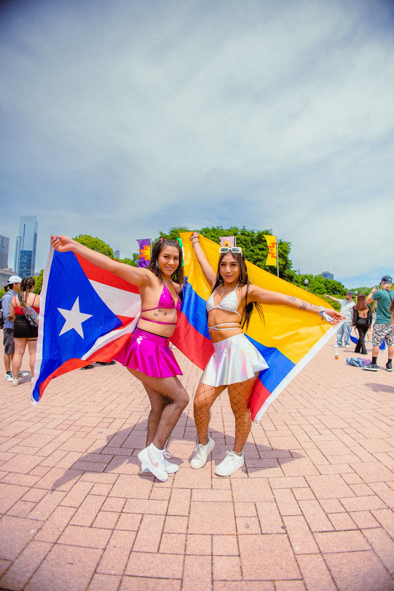 Las banderas latinas dieron un toque colorido a la multitud que disfrutaba de la jornada.