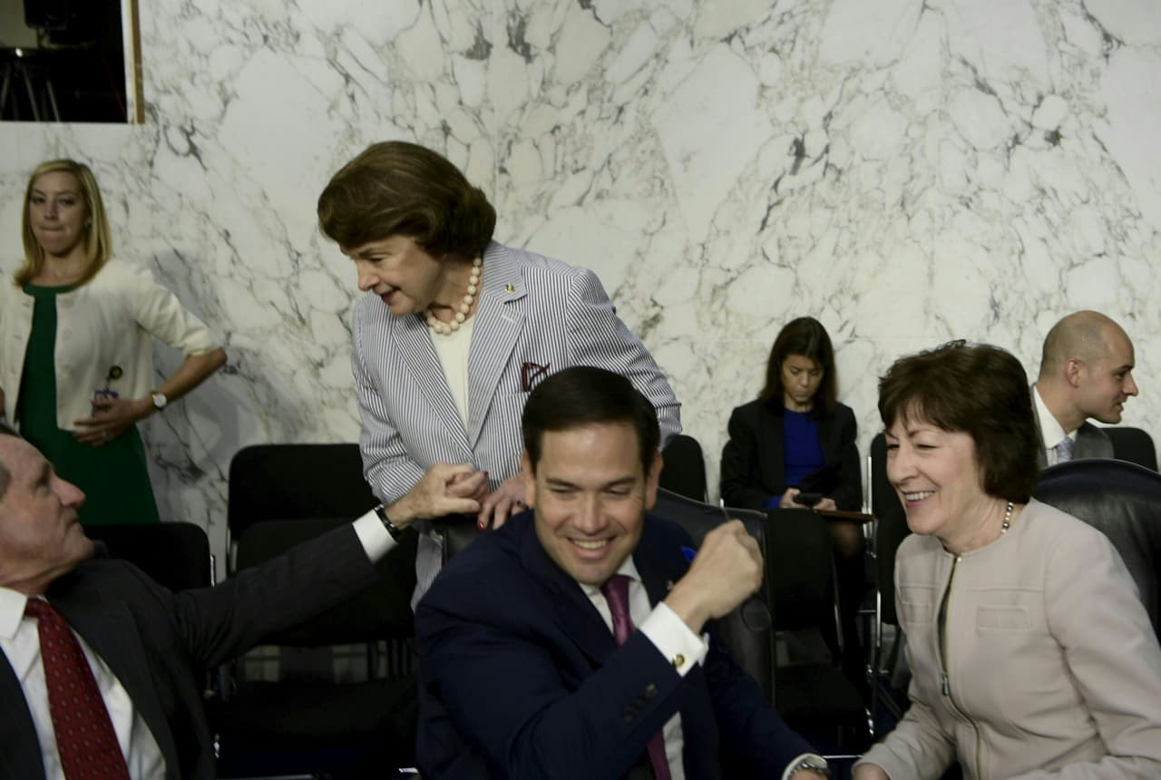 Marco Rubio (D), Susan Collins (R), Dianne Feinstein (D) y otros senadores antes del comienzo de la sesión. El exdirector del FBi también envió un mensaje a sus antiguos compañeros que siguen ocupándose de la investigación del Rusiagate: "Sigan haciendo el bien por cuanto tiempo puedan".