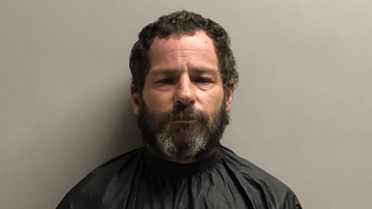 Un hombre se para en la mitad de una carretera y llama a un oficial para confesar un crimen