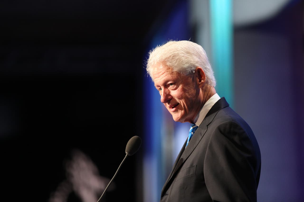 Bill Clinton se despide de su fundación pidiendo "elegir la reconciliación y no el enfado"