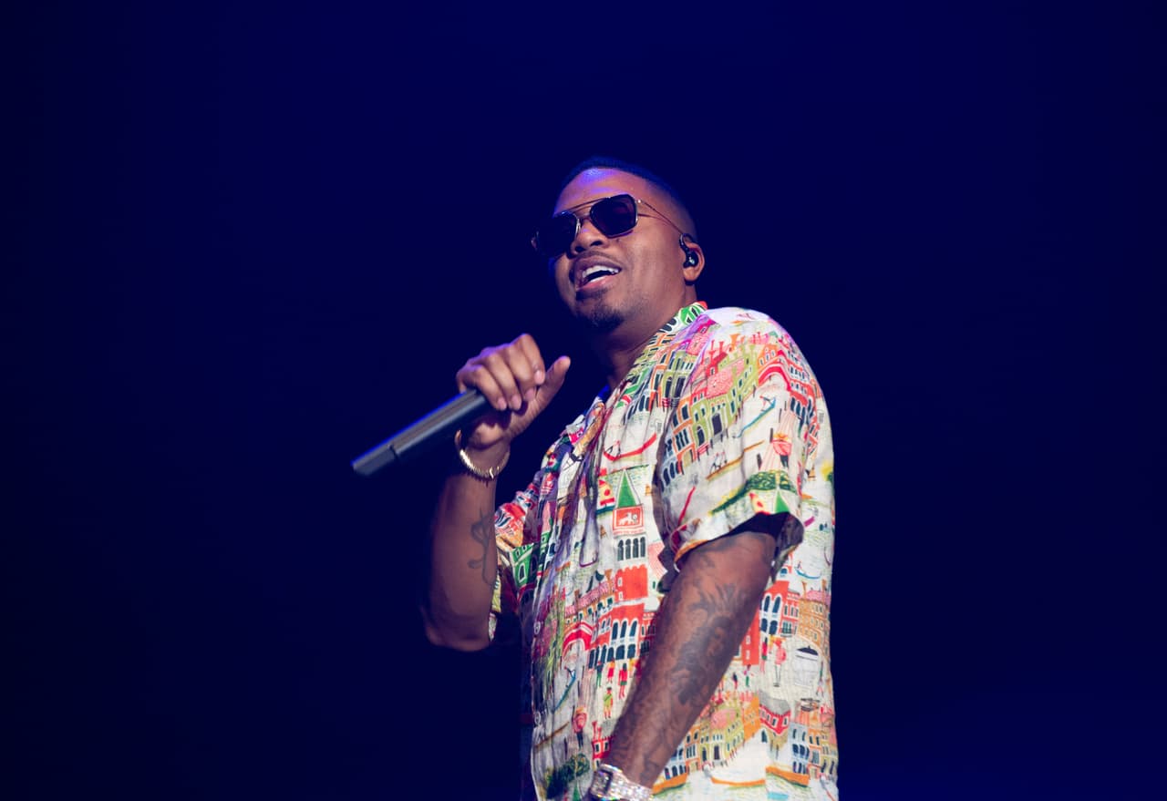 Nas keeps singing through technical difficulty