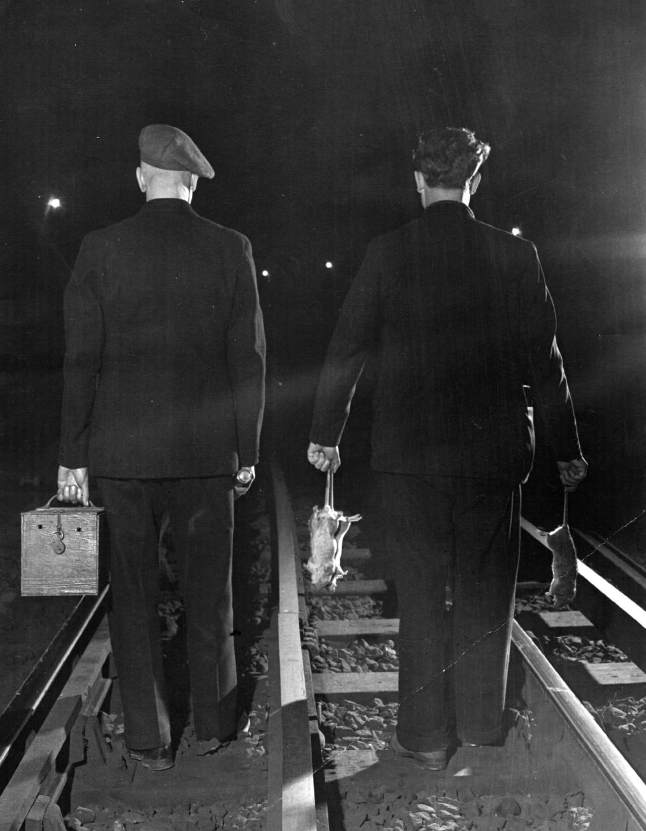 <b>Cazador de ratas</b>
<br>
<br>Fueron los predecesores de los exterminadores modernos, encargados de librar a una ciudad de cualquier alimaña. Los cazadores de ratas eran profesionales respetados y se consideraba que brindaban un servicio crítico para pueblos y ciudades. Usaban animales entrenados, trampas y otros métodos para atrapar a sus presas y fueron populares hasta la década de 1900.
<br>