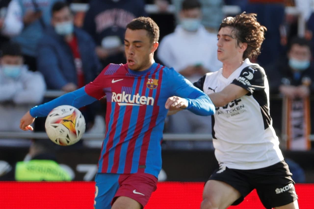 Barcelona golea a Valencia 4-1 durante la J25 en La Liga. Pierre Emerick Aubameyang se lució en su primer partido con la escuadra culé y anotó doblete, Frenkie de Jong sumó uno al 32' y Pedri, con golazo, hizo el cuarto gol de la tarde al 63'. Para el contrario descontó Carlos Soler al 52'.