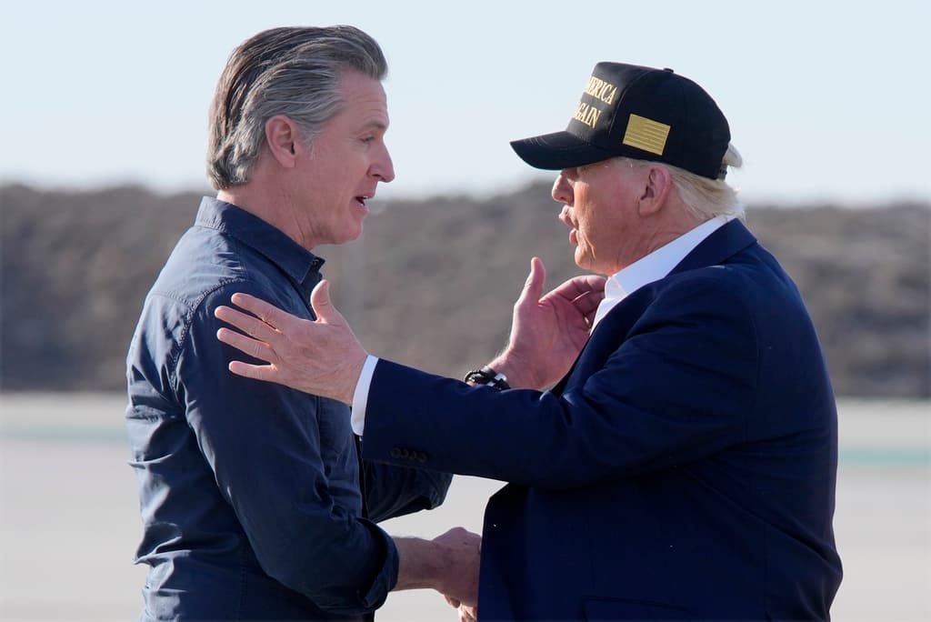 Gavin Newsom recibe a Donald Trump nada más aterrizar en Los Ángeles.