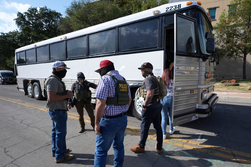 Antes del 23 de junio,
<b>a los periodistas se les permitía estar en la puerta de la corte migratoria en San Antonio.</b> Eso cambió.
<br>
<br>Ahora solo se permite estar afuera,
<b>a distancia de las <a href="https://www.univision.com/local/san-antonio-kwex/arrestos-inmigrantes-familias-enteras-ice-san-antonio-texas" target="_blank">personas detenidas por ICE</a></b> y subidas al autobús en cuestión de segundos.