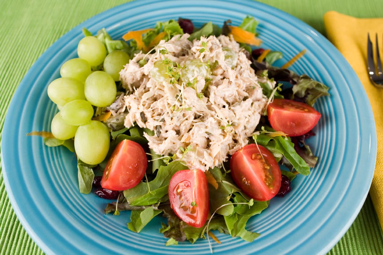 Agrega trozos de manzana, piña o uvas a una ensalada que lleve pollo. De ese modo, obtendrás un resultado sabroso y fresco, en un platillo con gran cantidad de proteína, sugirió Ficek.