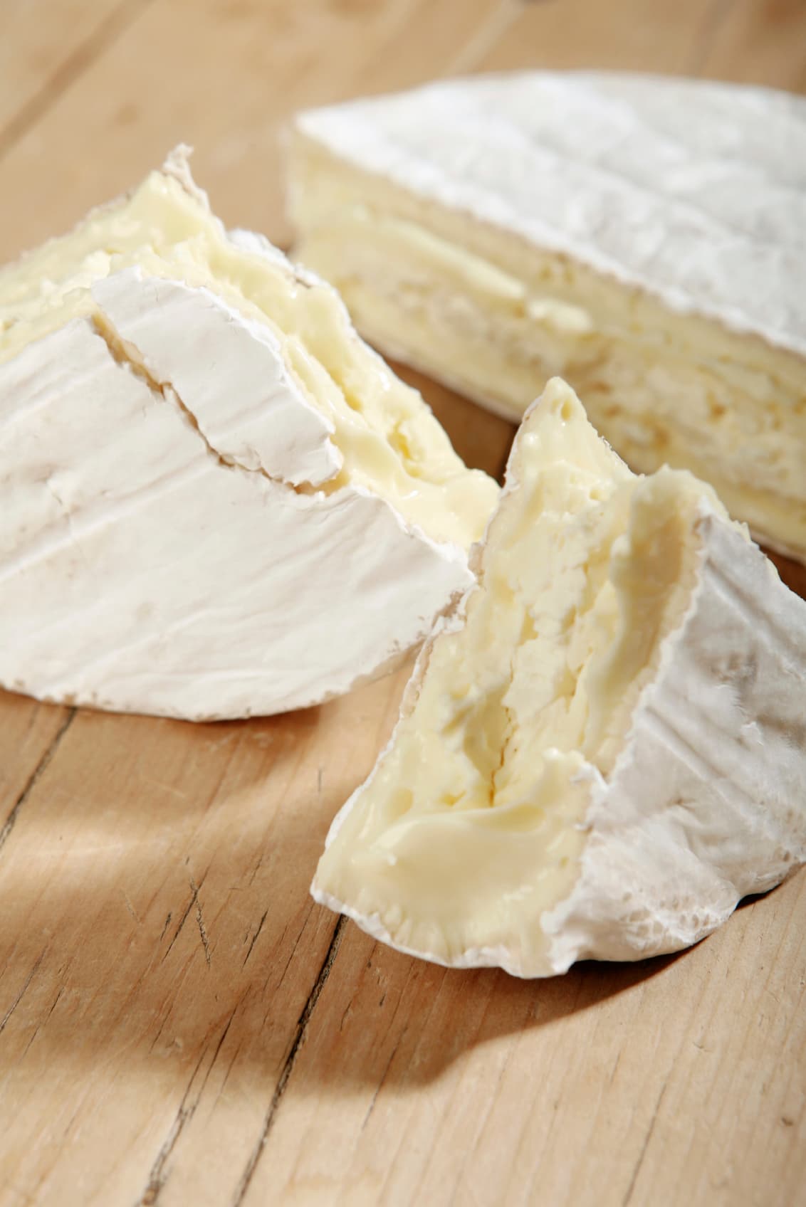 Haz una ensalada de sandía y queso camembert. Si te atreves a probarla, te sorprenderá lo bien que funciona esta combinación de sabores, propuesta por Angelo Sosa, chef de The Cheeses of Europe, organización dedicada a promover el consumo de queso. Apunta su receta.